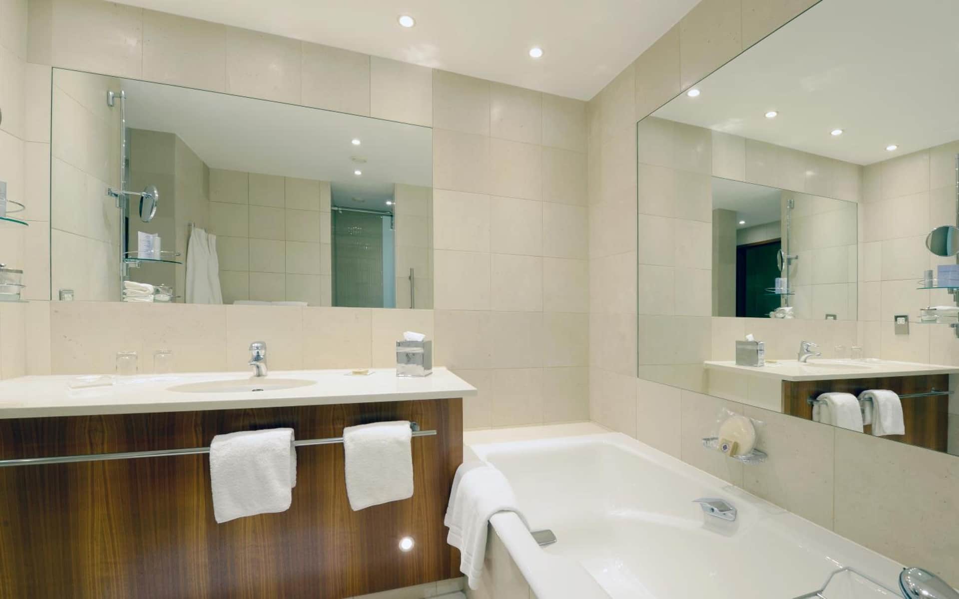 Canary Riverside Plaza Hotel