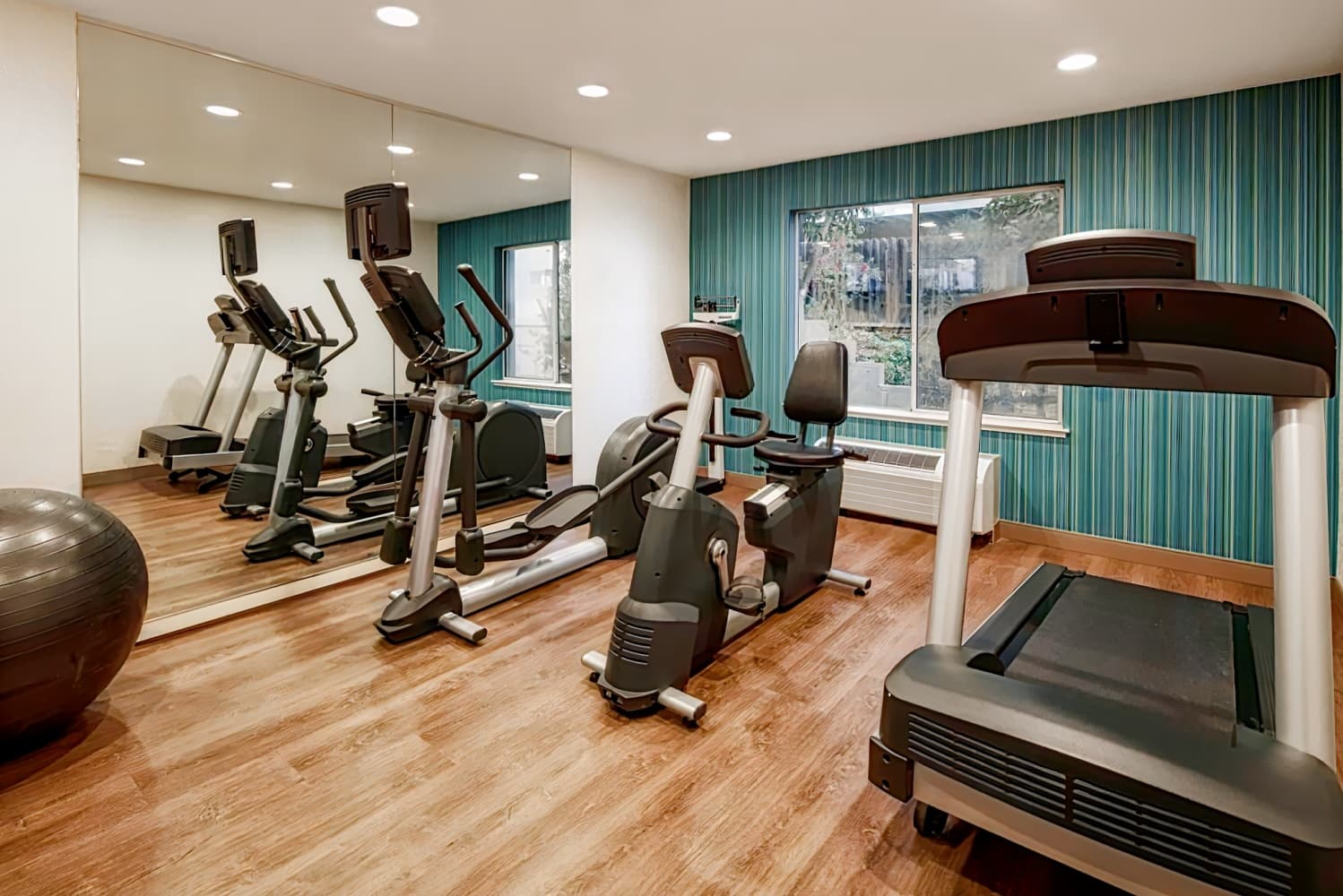 Holiday Inn Express Hotel & Suites Belmont