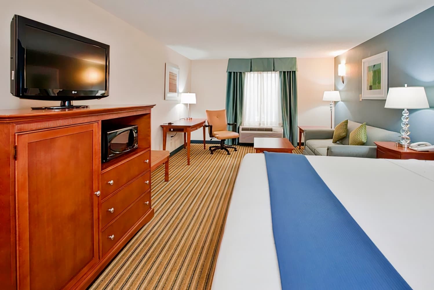 Holiday Inn Express North Fredericksburg