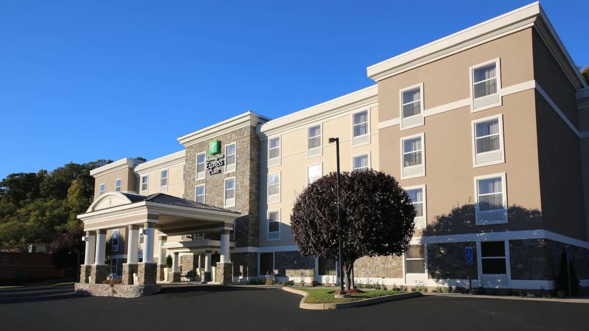 Holiday Inn Express & Suites Danbury - I-84