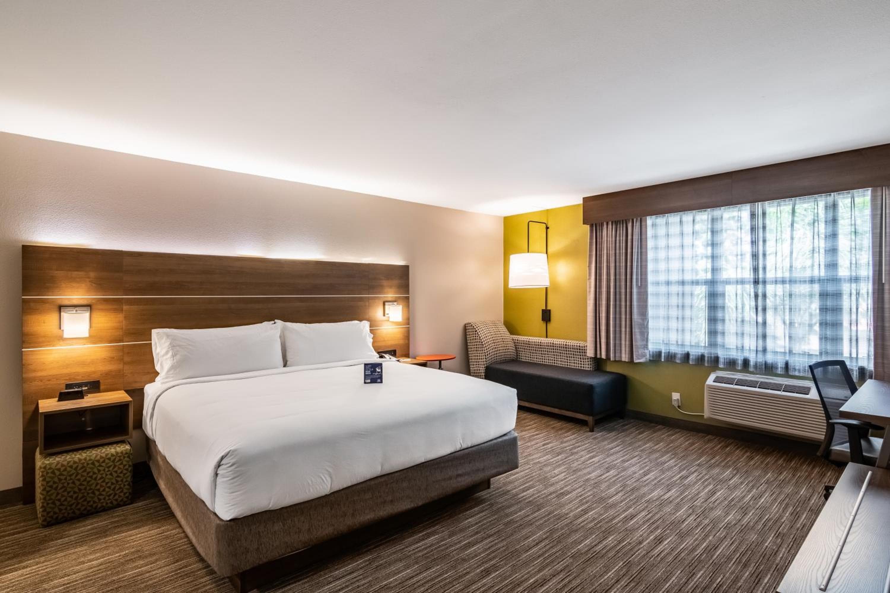 Holiday Inn Express & Suites - Camarillo