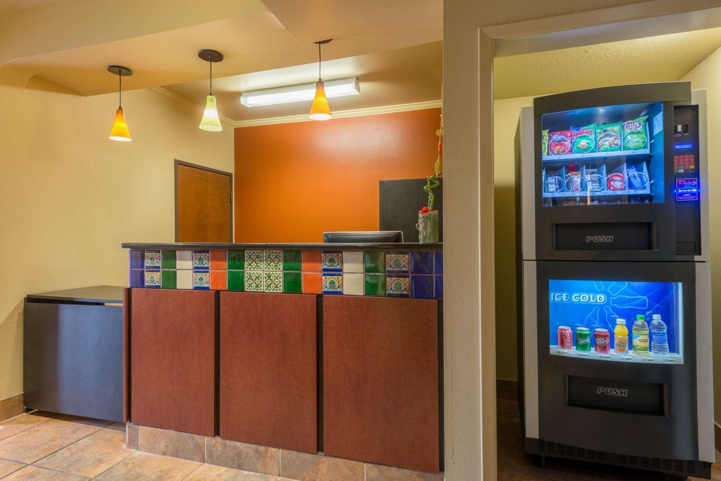 La Hacienda Inn near Alamodome & Riverwalk